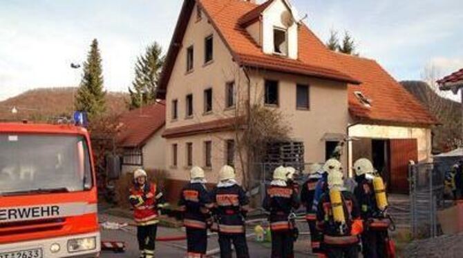 Ein Mann wurde heute bei einem Wohnhausbrand in Gönningen schwer verletzt. GEA-FOTO: PACHER