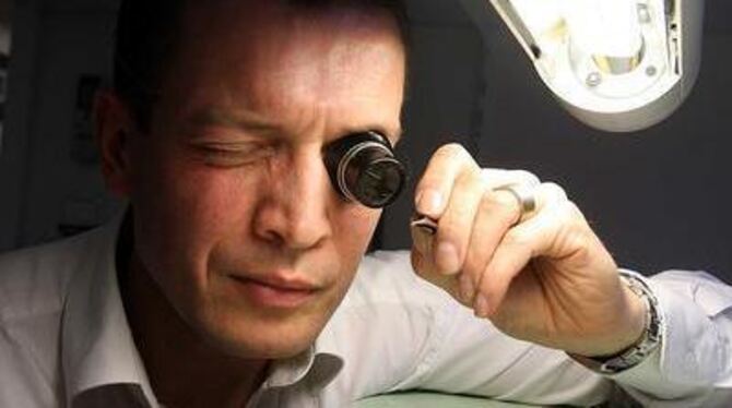 Martin Thom bei der Arbeit: Ohne Lupe und Pinzette lassen sich die kleinsten Teilchen mechanischer Uhren nicht montieren. FOTO: