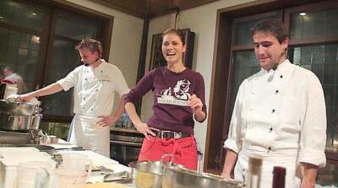 Hatte gut lachen: Sarah Wiener mit ihren beiden Profi-Helfern Steffen Marzin (links), dem Küchenchef der Rosenau, und Holger Ker