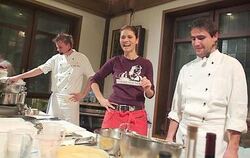 Hatte gut lachen: Sarah Wiener mit ihren beiden Profi-Helfern Steffen Marzin (links), dem Küchenchef der Rosenau, und Holger Ker