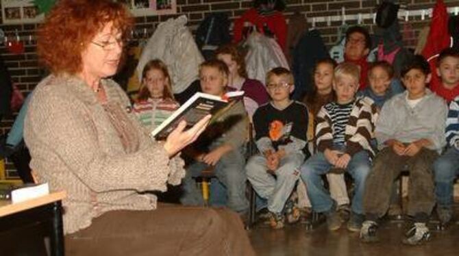Ihr Lesen ließ keine Unruhe aufkommen: Astrid Nagel vor Burgwegschülern. FOTO: KABLAOUI