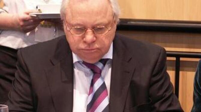 Immer ein kritischer Blick auf den Teller: Deutschlands Antwort auf die Nouvelle Cuisine, Eckart Witzigmann. FOTO: JIROSCH