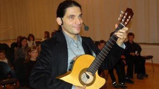 Der Auftritt des Gitarristen Sevan Boyaciyan war einer der Höhepunkte beim Konzert der Mössinger Chorgemeinschaft.  FOTO: PETRAT