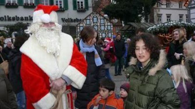 Nikolaus muss sein: Weihnachtsmarkt mit Atmosphäre in Dettingen. FOTO: SANDER