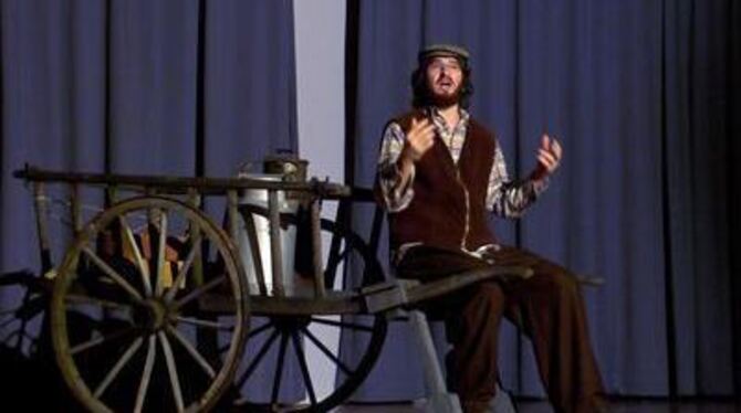 Ephraim Knobloch als Milchmann Tevje im Musical &raquo;Anatevka&laquo;, das das Firstwald-Gymnasium auf die Bühne bringt. FOTO: