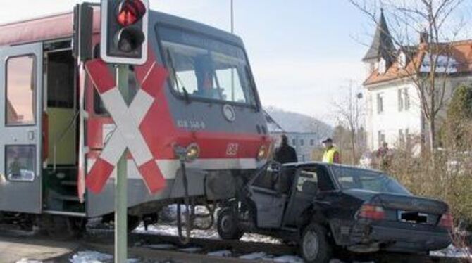 Glück im Unglück hatte der 46-jährige Autofahrer, der bei der Kollision mit dem Schienenbus unverletzt blieb.