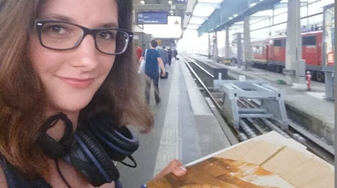 Verpflegung unterwegs, auf dem Bahnhof: Studentin Leonie Müller.  FOTO: PRIVAT