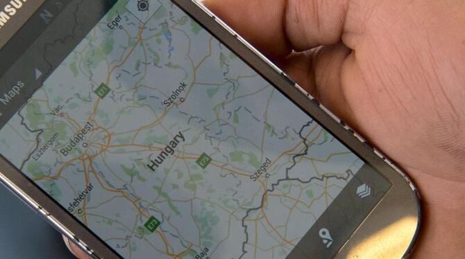 Auf seinem Smartphone zeigt ein syrischer Kurde in Budapest eine digitale Landkarte, mit deren Hilfe er sich auf seiner Fluch