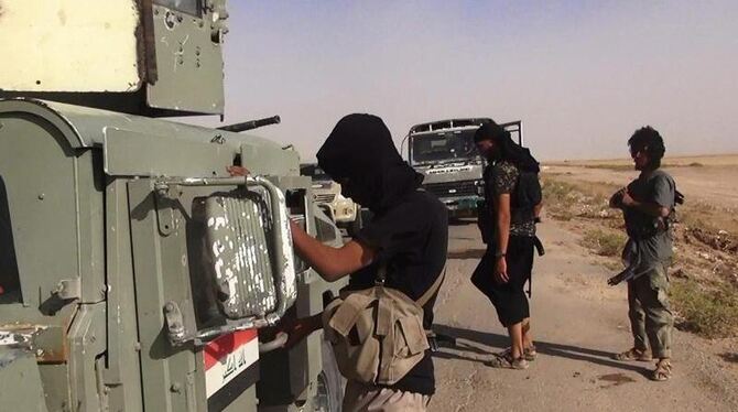 Das Foto von Albaraka News, einer den Dschihadisten nahestehenden Gruppe, zeigt angeblich IS-Kämpfer im Irak. Foto: Albaraka