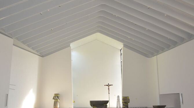 Im renovierten Kirchenraum gibt es eine Mischung aus Tages- und LED-Licht. FOTO: SANDER