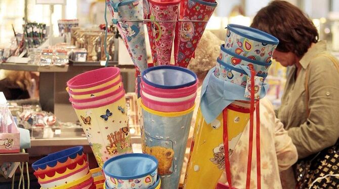 Schultüten gibt’s genug, aber die ABC-Schützen werden weniger. FOTO: DPA