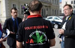 Der Initiator eines Volksbegehrens zur Legalisierung von Cannabis, Wenzel Cerveny, spricht in München mit Medienvertretern un