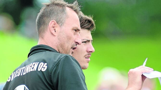 Ratgeber: Trainer Georgi Donkov und der vom SV Croatia Reutlingen zum SSV gestoßene Angreifer Ante Galic.  FOTO: BAUR
