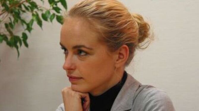 Nachdenklich, aber sehr präsent erzählt sie von ihrem Engagement: Nina Hoss beim Gespräch in der Tübinger Festivallobby.