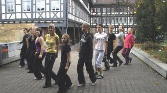 Riverdance vor dem Listgymnasium - gelernt beim Workshop der Hochschule, die gern mit Schulen kooperiert. FOTO: PR