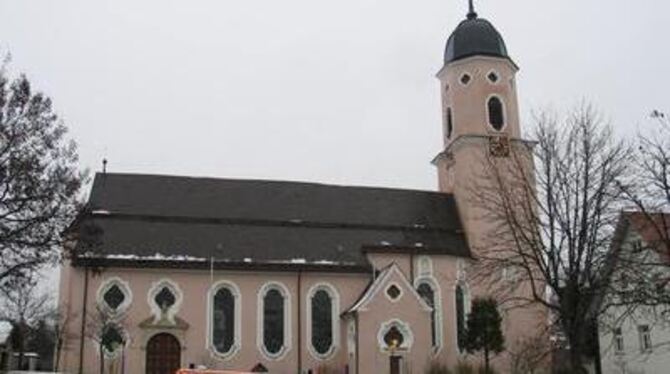 In  der  Seelsorgeeinheit  Engstingen (hier der Kirchturm der Großengstinger St. Martinskirche) ist von zweieinhalb Planstellen