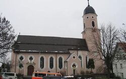 In  der  Seelsorgeeinheit  Engstingen (hier der Kirchturm der Großengstinger St. Martinskirche) ist von zweieinhalb Planstellen 