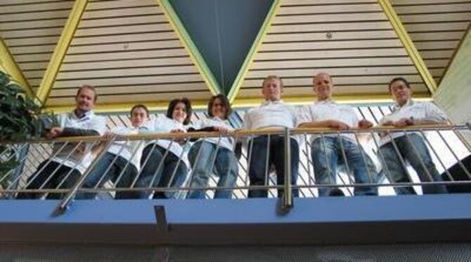 Zurück  an  der  alten Wirkungsstätte (von links): Die Ex-Schüler Simon Fauser, Bernd Vollmer, Claudia Klett, Michaela Schneider