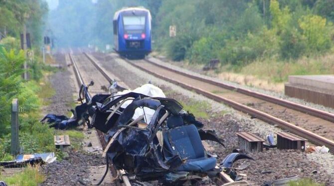 In den Trümmern dieses Autos starben fünf junge Menschen. Foto: Sebastian Schmitt/dpa