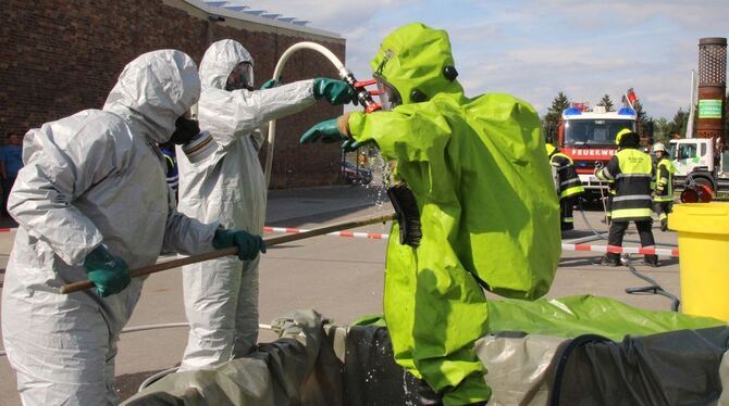 Auch das gehört zur Übung. Die Dekontamination mit Wasser und Schrubber nach dem Hantieren mit Chemikalien.  FOTO: LEIPPERT