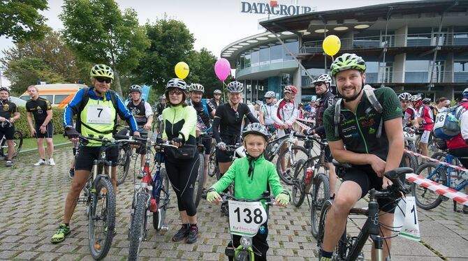 Gleich geht’s los: Gut gelaunt und wie es sich gehört mit schützendem Helm machten sich die Bikers-Day-Teilnehmer am Sonntagmorg
