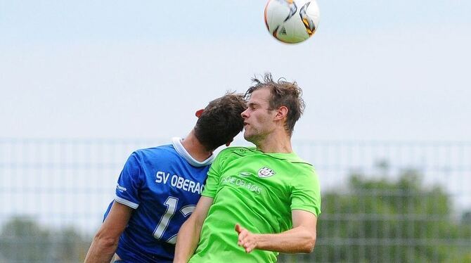 Im Luftkampf: Oberacherns Angreifer Domagoj Petric (links) und der umsichtige Reutlinger Innenverteidiger Magnus Haas. FOTO: BA Im Luftkampf: Oberacherns Angreifer Domagoj Petric (links) und der umsichtige Reutlinger Innenverteidiger Magnus Haas. FOTO: BA