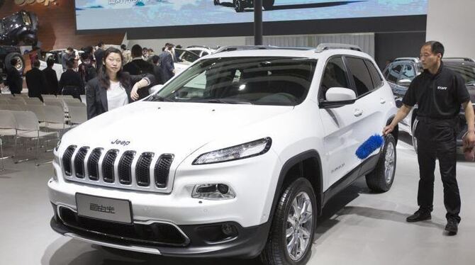 Die Hacker konnten bei dem Experiment bei einem Jeep Cherokee Bremsen, Geschwindigkeit, Klimaanlage und Radio steuern. Foto: 