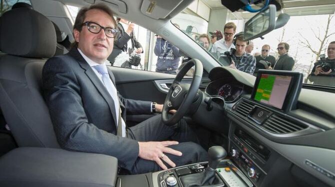 Bundesverkehrsminister Alexander Dobrindt in einem selbstfahrenden Audi A7. Foto: Peter Kneffel