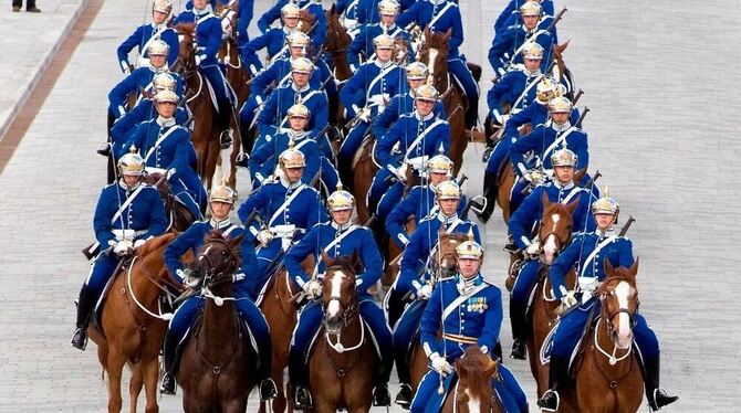 Die berittene schwedische Leibgarde »Beridna Högvakten«. Eine Delegation kommt zur ersten Hengstparade nach Marbach. FOTO: MARI Die berittene schwedische Leibgarde »Beridna Högvakten«. Eine Delegation kommt zur ersten Hengstparade nach Marbach. FOTO: MARI