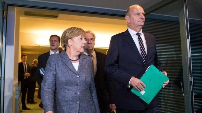 Bundeskanzlerin Angela Merkel und Dietmar Woidke, Ministerpräsident von Brandenburg, nach den fast vierstündigen Beratungen i