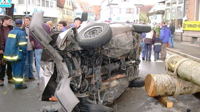 Heftiger Aufprall, großer Schaden: Welche Wucht schon bei geringer Geschwindigkeit entsteht, demonstriert die Kreisverkehrswacht Heftiger Aufprall, großer Schaden: Welche Wucht schon bei geringer Geschwindigkeit entsteht, demonstriert die Kreisverkehrswacht