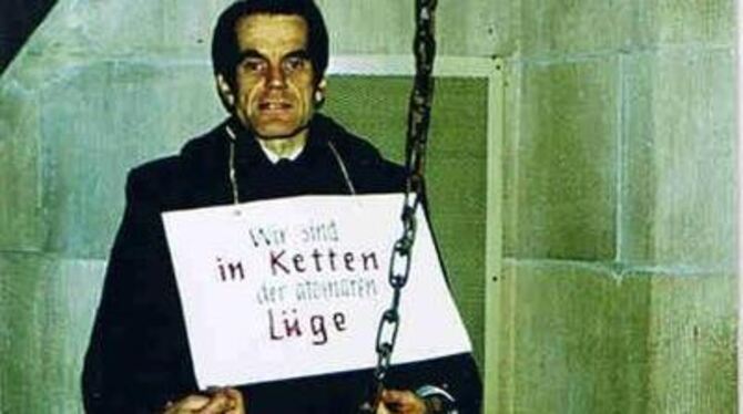 Hartmut Gründler im Advent 1975 bei einer Selbstankettungsaktion in der Stuttgarter Stiftskirche. FOTO: PR