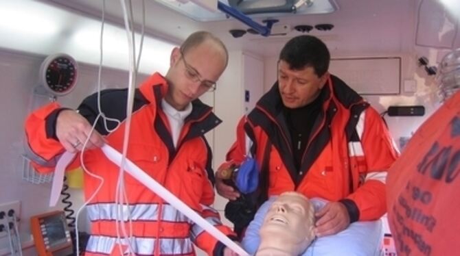 Die Rettungsassistenten David Häske (links) und Frank Glaunsinger zeigen, wie ein Herzinfarktpatient ­ nur eine Puppe ­ im Wagen
