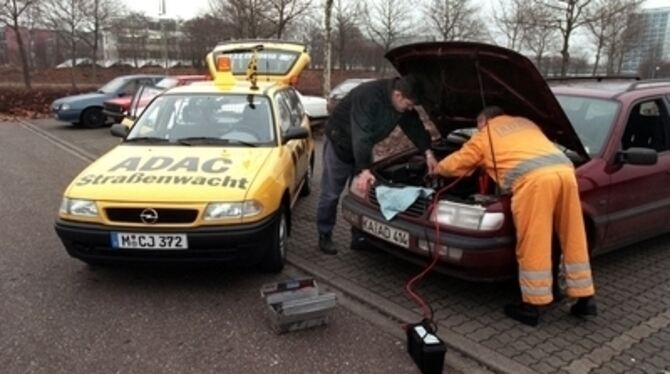 Gerade im Winter machen Autobatterien oft schlapp. Die Stiftung Warentest prüfte zwölf Exemplare. FOTO: DPA
