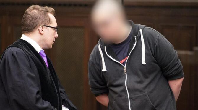 Der Angeklagte Daniel S. im Kammergericht Berlin mit seinem Anwalt Gert Schöppler. Knapp zehn Monate nach einer Geiselnahme i Der Angeklagte Daniel S. im Kammergericht Berlin mit seinem Anwalt Gert Schöppler. Knapp zehn Monate nach einer Geiselnahme i