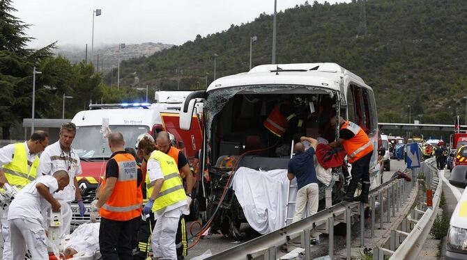 Der Reisebus war nach ersten Angaben der Präfektur des Departements Alpes-Maritimes ohne zu stoppen durch eine Mautstation auf d