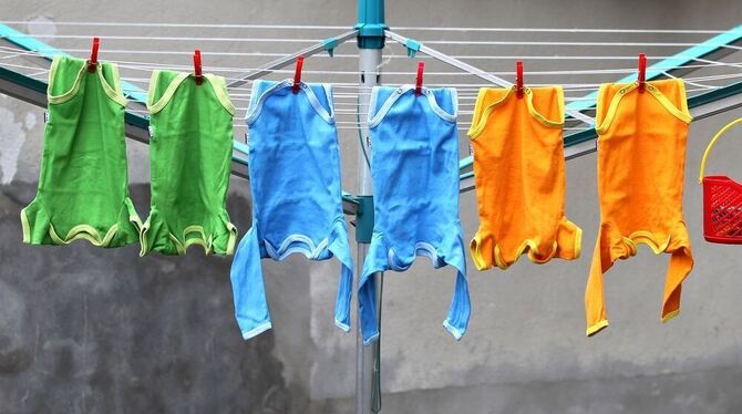 Babystrampler trocknen auf einer Wäscheleine. Blau für Jungen, rosa für Mädchen? Bei manchen Unternehmen ist das Vergangenheit. Babystrampler trocknen auf einer Wäscheleine. Blau für Jungen, rosa für Mädchen? Bei manchen Unternehmen ist das Vergangenheit.