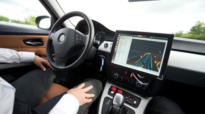 Ein Mitarbeiter von Bosch fährt auf der Autobahn 81 bei Abstatt in einem Auto, das als Prototyp für autonomes Fahren genutzt wir