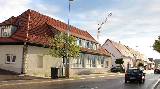 Die frühere Fein-Lehrwerkstatt an der Genkinger Ortsdurchfahrt wird als Unterkunft für zwanzig Flüchtlinge ausgebaut. Weitere Qu Die frühere Fein-Lehrwerkstatt an der Genkinger Ortsdurchfahrt wird als Unterkunft für zwanzig Flüchtlinge ausgebaut. Weitere Qu