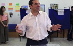 Alexis Tsipras gibt sich im Wahllokal siegessicher. Foto: Orestis Panagiotou