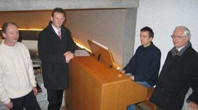 Nur ein kleiner Kasten - aber mit großem Klang. Die neue Orgel der Aussegnungshalle vorführen ließen sich (von links) Martin Ott