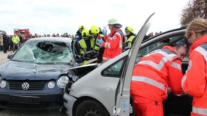 Hautnah dabei sein konnten die Zuschauer beim Münsinger Verkehrssicherheitstag beispielsweise bei einem gestellten Unfall mit Fe Hautnah dabei sein konnten die Zuschauer beim Münsinger Verkehrssicherheitstag beispielsweise bei einem gestellten Unfall mit Fe