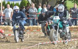 Für Fahrer und Maschinen ist das sechsstündige Mofarennen in Nehren eine enorme Belastungsprobe: Da gehen Teile verloren, geglau