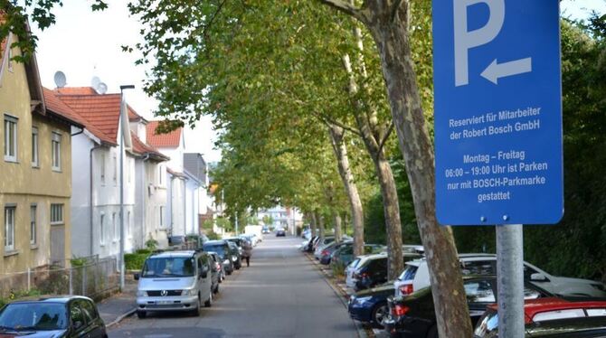 Sorgt für Ärger bei den Anliegern: Die bisher öffentlichen Parkplätze in der Burgstraße sind jetzt tagsüber für einen Betrieb in