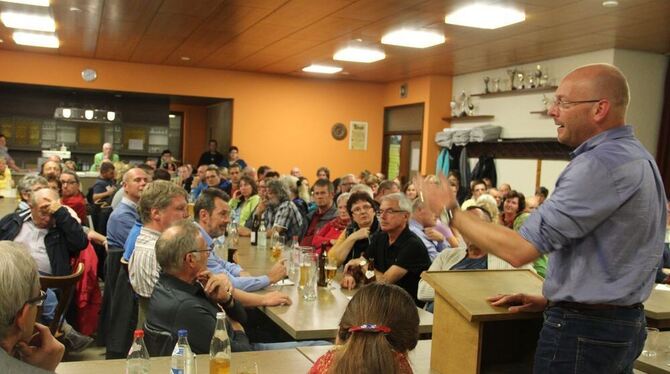 Informationen aus erster Hand: Vor vollem Haus sprachen Bürgermeister Florian Bauer (rechts) sowie Dr. Claudius Müller vom Landr
