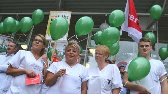 Gegen die geplante Krankenhausreform demonstrieren Pflegekräfte, Ärzte und die Chefs vor dem Klinikum am Steinenberg. FOTO: ZEN