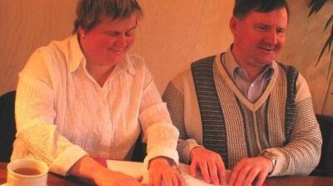 Simone Degler und Roland Wahl mit einer Speisekarte in Blindenschrift.  GEA-FOTO: DÖRR