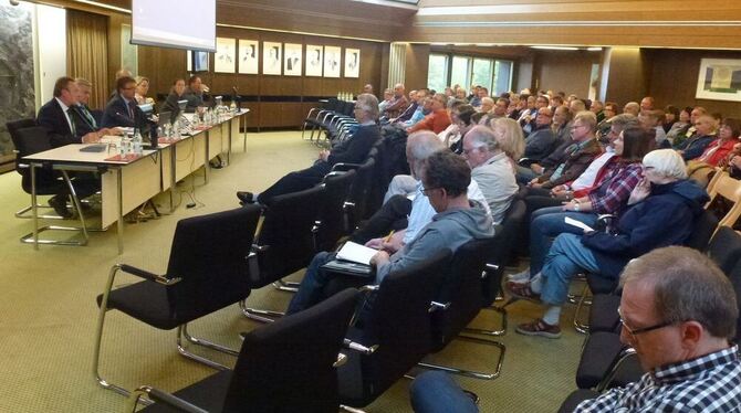 Reges Interesse an der beschlossenen Unterbringung der Flüchtlinge bei der Bürgerversammlung im Rathaus.  GEA-FOTO: LENSCHOW