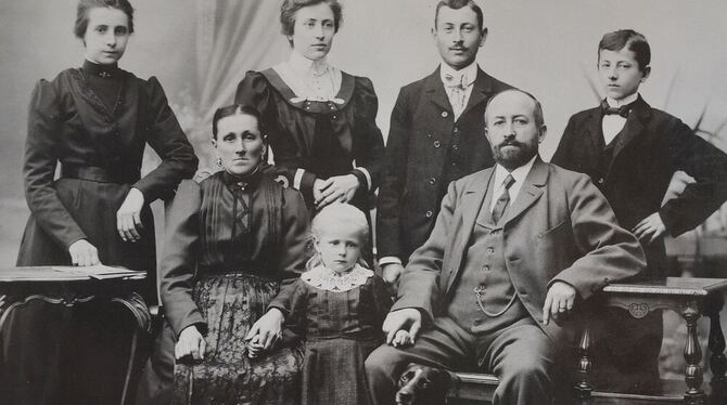 Johannes Heinkel (rechts vorn), hier mit seiner Familie, wurde zwar »Kügelesdoktor« genannt, war aber Mechaniker. Er gründete de