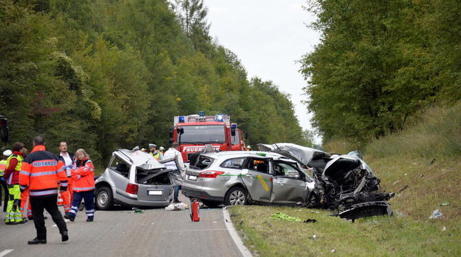 Rettungskräfte stehen in der Nähe von Bad Rappenau neben völlig zerstörten Fahrzeugen. Bei dem Unfall starben vier Menschen. Fot